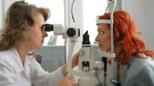 Миготливі точки перед очима можуть свідчити про зміни у судинах сітки