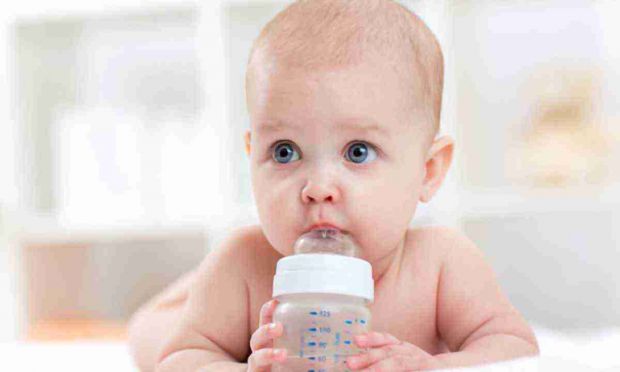 ВООЗ рекомендує здоровій дитині, яка п’є суто грудне молоко, не давати воду до 5-6 місяців. Саме в цей час дитині вводиться прикорм і вона знайомиться