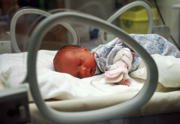 У відділенні реанімації для новонароджених створені спеціальні умови для виходжування недоношеної дитини. Саме туди привозять майбутню матір, якщо нем