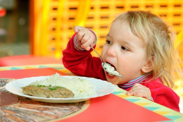 Для дітей, які вже їдять різноманітну їжу і не дуже розбірливі в ній, може бути корисно стимулювати вашу дитину пробувати продукти, які її не подобают