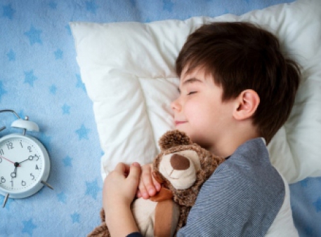 Багато молодих батьків бачать переваги того, щоб дозволити молодшим дітям спати з ними в ліжку. Легше подолати кошмари та заспокоїти немовлят, але ви 