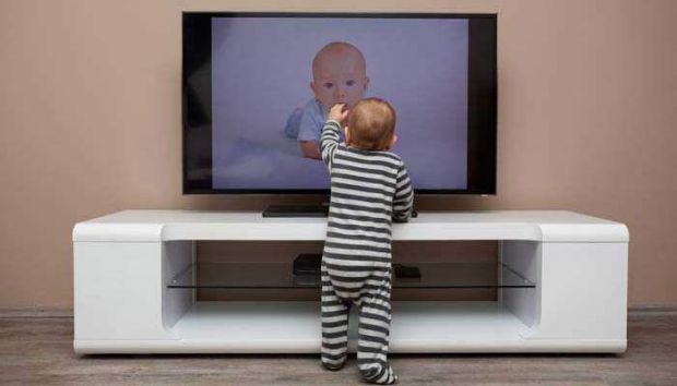 Діти понад 30% свого часу проводять перед телевізором та/або комп’ютером. На щастя, більшість батьків звертають увагу на те, що дивляться діти, розмов