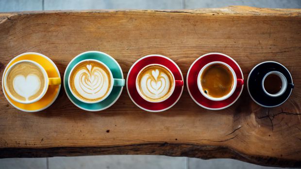 Згідно з новими дослідженнями, вживання двох-трьох чашок кави на день пов’язане з довшою тривалістю життя та меншим ризиком серцево-судинних захворюва