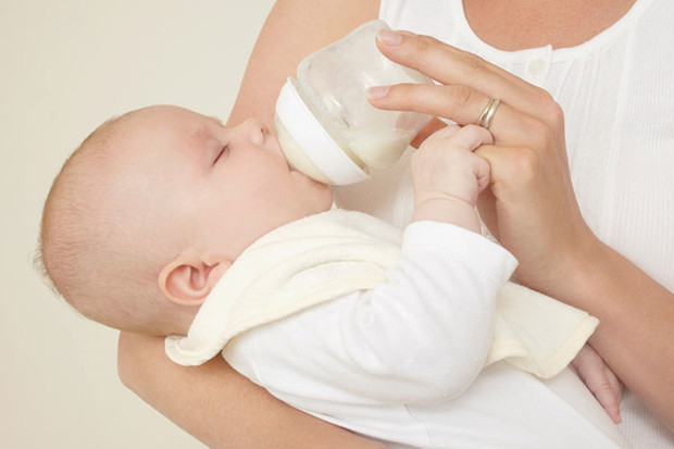 Дуже часто матері, які намагаються відновити грудне вигодовування, використання соски та бутилочки для годування. Це призводить до подальштх проблем з