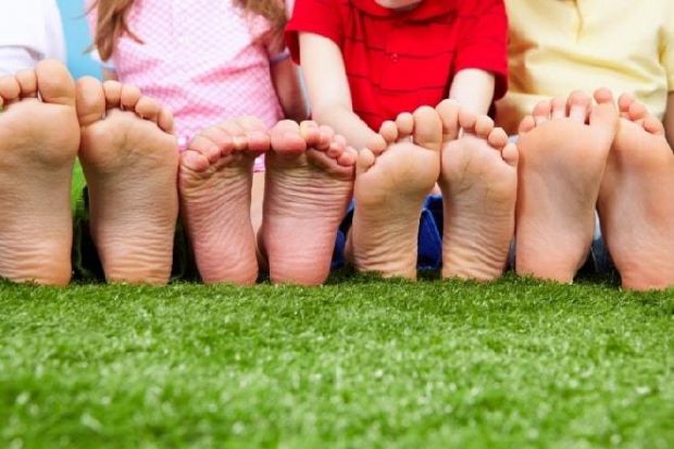 Плоскостопість або деформація стопи буває вродженим захворюванням, а також відмічено, що повні діти дуже часто мають плоскостопість. При плоскостопост