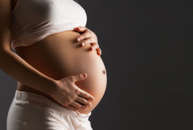 Особливу небезпеку захворювання становить для майбутніх мам, які перебувають на 1-4 місяці вагітності. Передача вірусу здійснюється повітряно-крапельн
