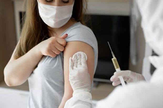 В українському Міністерстві охорони здоров'я розвінчали основні міфи про вплив вакцинації проти коронавирусу на жіноче здоров'я. Якщо ви до цих пір ві