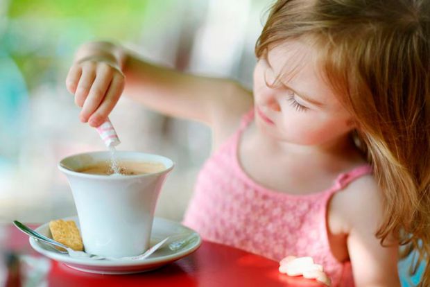 До 5 років каву дітям давати категорично заборонено. Організм дитини ще не зміцнів для кофеїну. Плюс кофеїн викликає значне підвищення рівня глюкози у