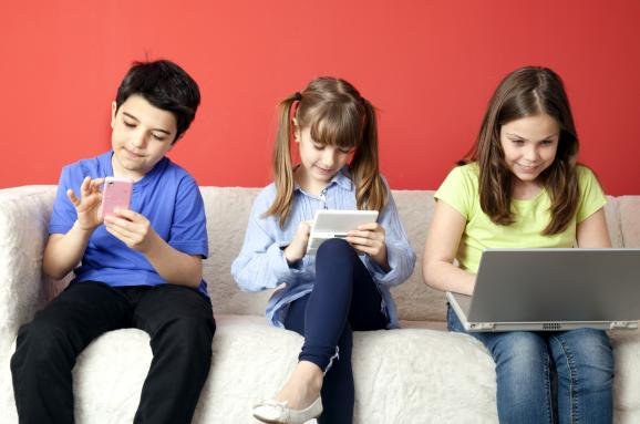 Багато батьків дають своїм маленьким дітям до рук планшети, телефони або садять їх перед телевізором для того, щоб заспокоїти. Через це малюки не виро