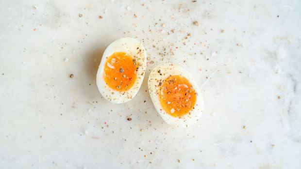 Яйце - це один з найпопулярніших продуктів у світі, багатий корисними поживними речовинами. Однак, коли йдеться про користь яйця, нерідко виникає пита