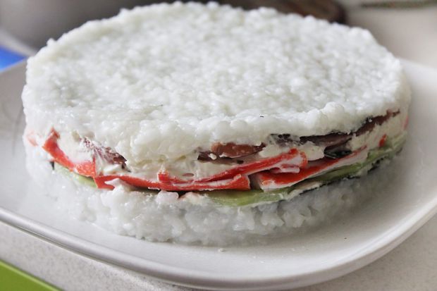 Суші-торт домашнього приготування порадує смаком справжніх ролів та суші та гарною подачею.