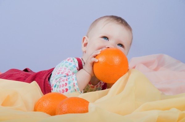Відомий американський педіатр Бенджамін Спок радить вводити апельсиновий сік в харчування дитини у віці 4-5 місяців. Сік вичавлюють з апельсинів і змі