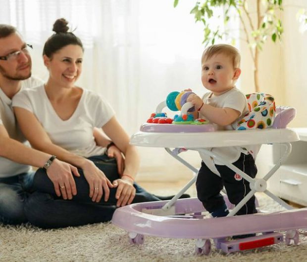 Дитячі ходунки, пристрої на коліщатках, які дозволяють неходячому немовляті бігати по дому, відштовхнувшись ногами, є суперечливими пристроями. Педіат