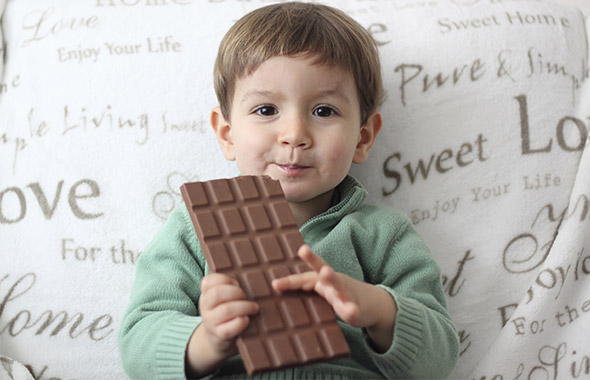 Усі діти люблять шоколад, але відповідальні батьки не поспішають купувати ласощі щодня, щоб не нашкодити дитячому здоров'ю. Лікарі-педіатри радять зве