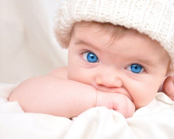 Частіше немовлята народжуються з сіро-блакитними очима. В когось колір більш синій, в когось більш сірий. Однак, через декілька місяців змінюються від