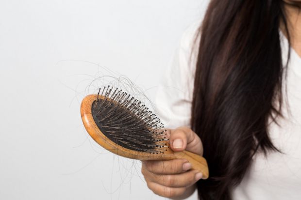 У середньому людина втрачає близько 100 волосин на день через природний процес випадання. Все, що більше 100 волосків, вважається надмірним. У той час