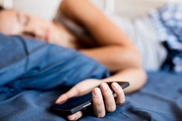 Погана новина для тих, хто постійно прив’язаний до своїх мобільних телефонів (тобто майже для всіх нас): засинати з мобільним телефоном — або навіть с