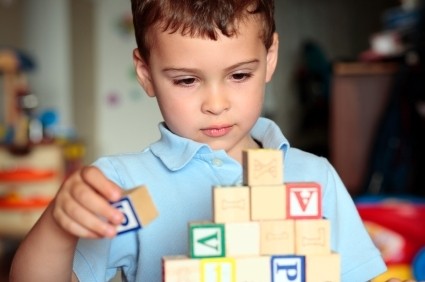 В оточенні веселих, балакучих 8-річних дітей дитина-аутист може бути тихою та відчувати дискомфорт від шуму та активності.
