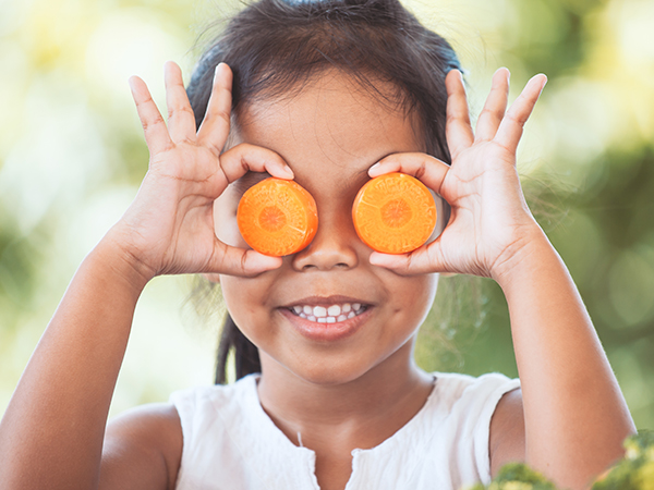 Від кісток до мозку, правильне харчування допомагає рости здоровими тілами, включно з нашими очима! Корисні для дітей продукти можуть допомогти захист