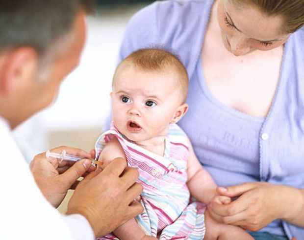 Підготовка до вакцинації включає як медичні дії, так і певні дії самих батьків, в тому числі і психологічну підготовку малюка до щеплень.