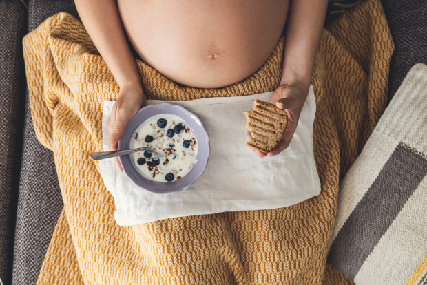 Добре збалансоване харчування важливе у будь-який час, особливо під час вагітності. У правильній їжі містяться необхідні поживні речовини, а також мік