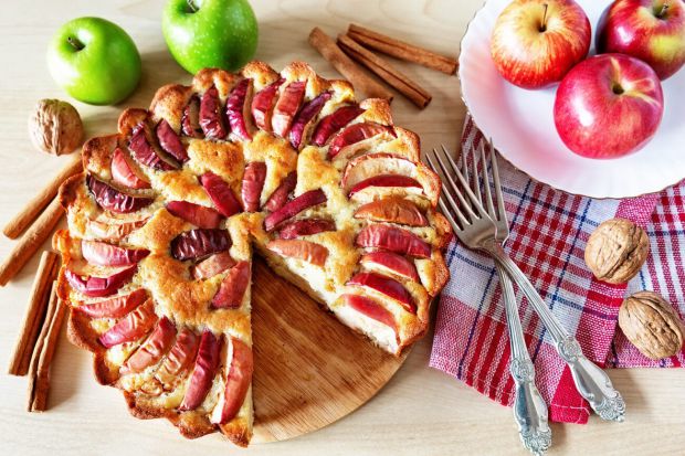 Пропонуємо вам рецепт смачного та легкого яблучного пирога.