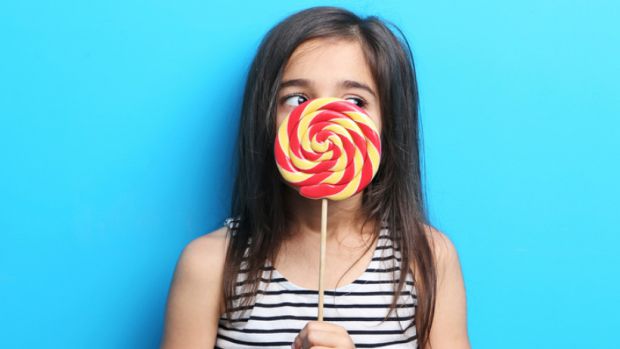 Багато дорослих забороняють дітям їсти цукерки або самі встановлюють норму, що обмежує їх вживання. Однак виявилося, що це не вірно.