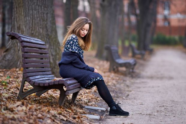 109808__late-autumn-fallen-leaves-a-park-bench-thoughtful-girl_p.jpg
