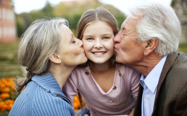 Бабусі й дідусі завжди балують онуків, вважаючи, що так вони роблять їх щасливими. Вашим батькам було непросто виховувати вас, тому тепер вони хочуть 