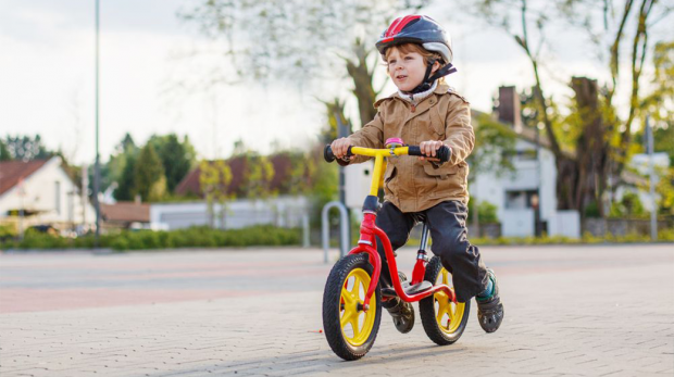 Вибір між самокатом та велосипедом для маленької дитини може бути важливим завданням для батьків. Обидва засоби мають свої переваги та недоліки, і кож
