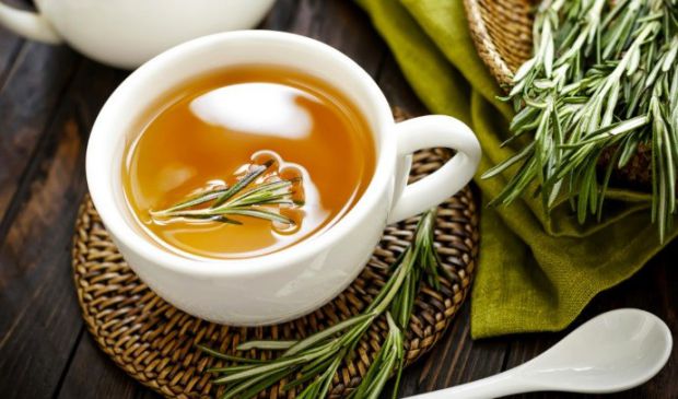 Чай з розмарином має масу корисних властивостей, серед яких покращення травлення та зняття набряків.
