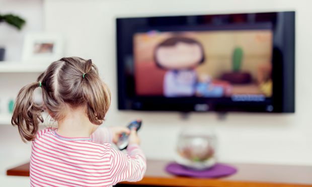 За даними системи охорони здоров’я, понад 70 відсотків дітей віком від 8 до 18 мають телевізори в спальнях. Більше 35 відсотків мають доступ до кабель