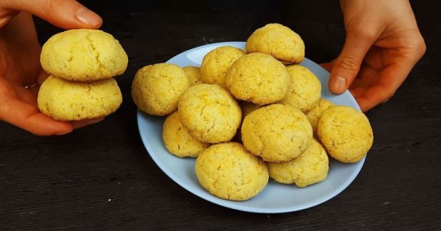 Смачне печиво з манки — альтернатива традиційній випічці з борошна. Ніжне і таке, що буквально тане в роті, воно чудово підійде до чаю і для частуванн