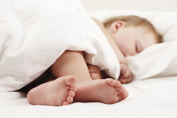 Малюк у віці одного року спить удень не менше двох разів. У середньому з півтора років починається перехід на новий режим з одним денним сном, тривалі