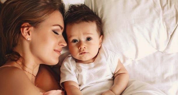 Багато батьків зіткнулися з ситуацією, коли їх немовля не спить належно вдень. Це може бути досить виснажливим і дратівливим для батьків, а також нега