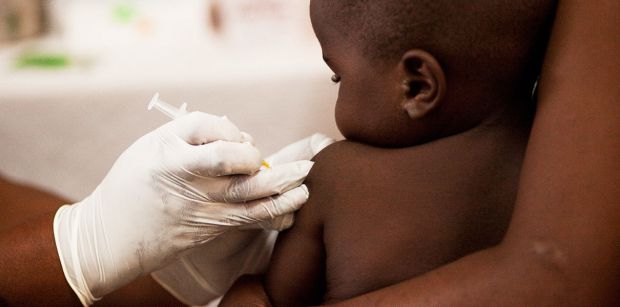 У Малаві (Південна Африка) відбулося велике пілотний експеримент першої в світі вакцини, що надає частковий захист від малярії маленьким дітям, повідо
