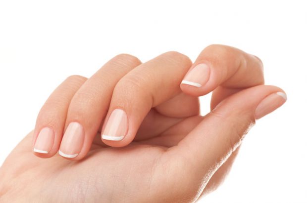 Чому нігті тонкі, ламкі, розшаровуються? Дізнайтеся про причини проблеми та способи повернути красу нігтям.
