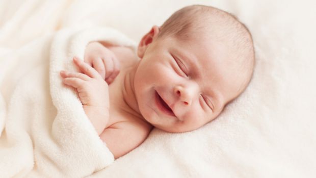 Багато немовлят радують своїх батьків своєю першою справжньою посмішкою у віці від шести до восьми тижнів. Однак усі діти різні, тож не хвилюйтеся, як