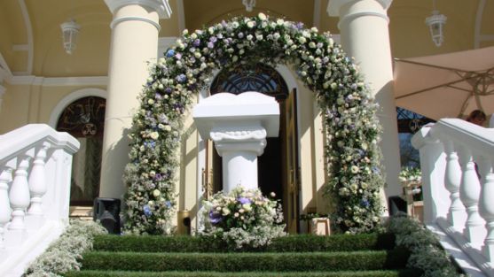 Ваше весілля стане ще більш неймовірним якщо Ви прикрасите його розкішною аркою з живих квітів. Сьогодні є надзвичайно великий вибір такого декору.