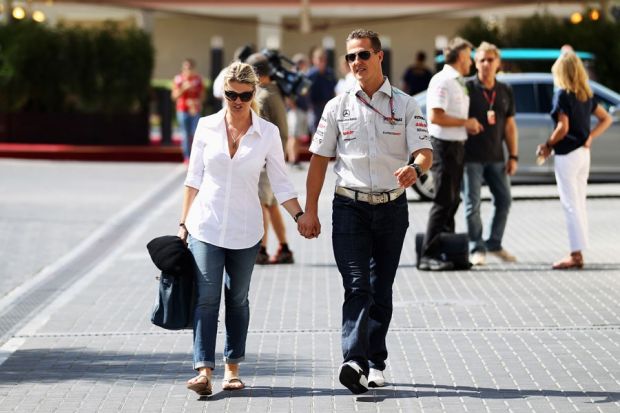 1310_103-michael-schumacher-arrives-at-the-circuit-with-his-wife-corrinajpg.jpg (46.61 Kb)