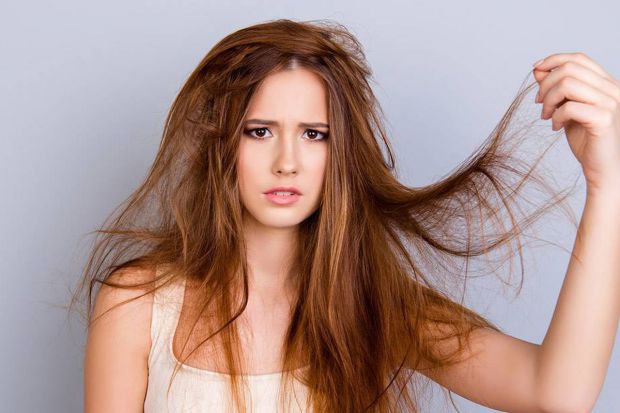 Якщо ваше волосся важко завивається або легко ламається під час розчісування або укладки, можливо, у вас погана еластичність. Волосся з належною еласт