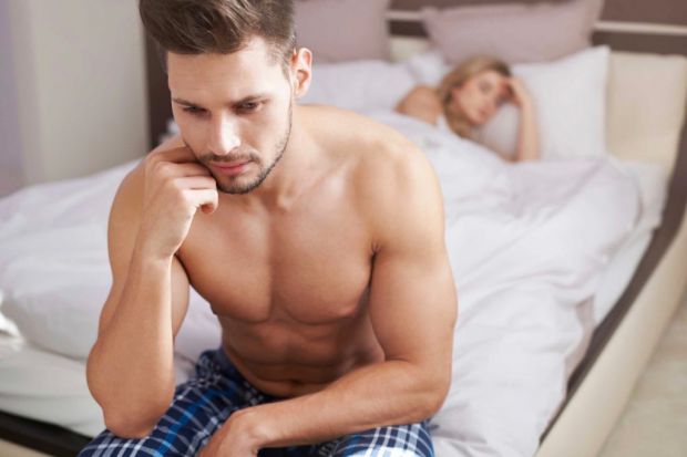 Проблеми з ерекцією можуть виникнути у будь-якому віці, зокрема й у молодих чоловіків. Як допомогти своєму партнеру?