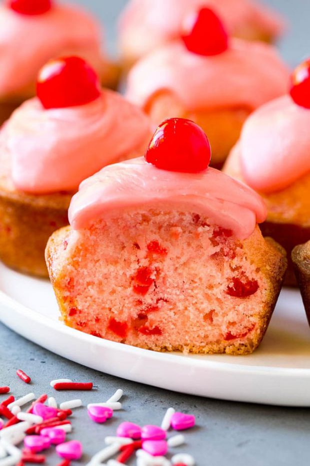 Яскраво-рожеві кекси з вишнею, вкриті глазур'ю — веселе та святкове частування. Десерт завжди можна подати на свято. Або просто приготувати для тих, х