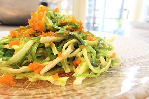 Легкий та освіжаючий морський салат із капусти та крабових паличок.