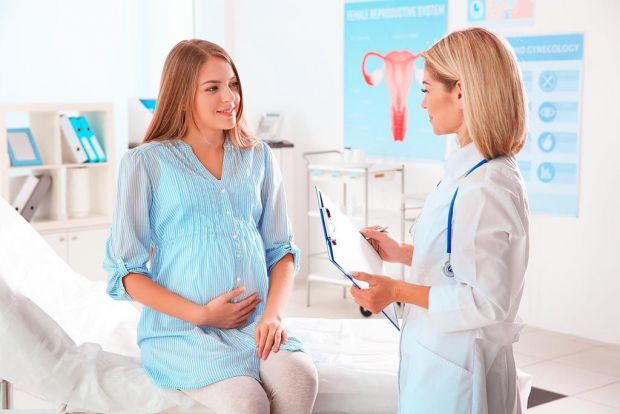Рубцева тканина, також відома як спайки, може спричинити ускладнення під час вагітності, коли вона утворюється в матці чи маткових трубах, на них або 