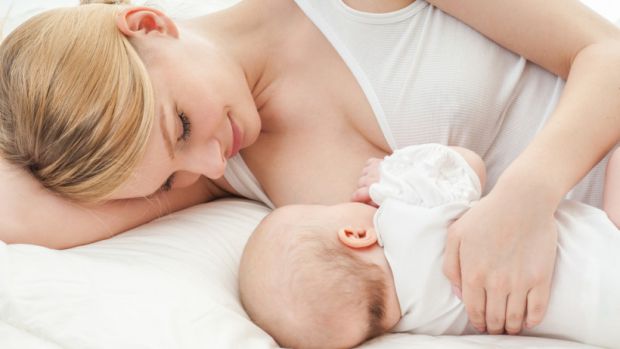 Вчені довели, що у грудному молоці з'являються активні антитіла після вакцинації від COVID-19 та перенесеної коронавірусної інфекції.