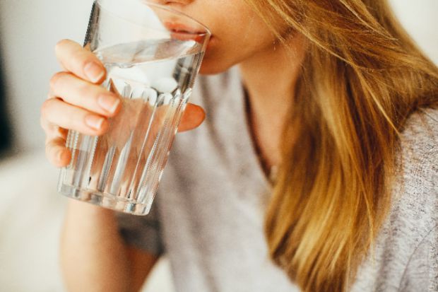 Надлишок рідини в організмі може стати причиною серйозних проблем зі здоров'ям, тож іноді краще відмовитися від зайвого ковтка води. Як зазначають фах