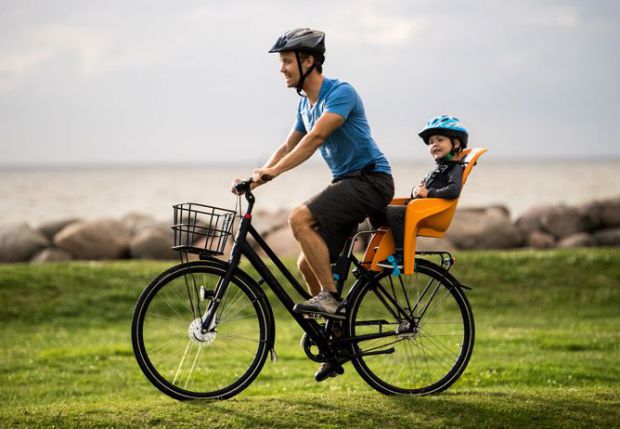 Коли вашому малюкові виповниться 1 рік, ви можете купити велосипедний шолом і безпечне крісло, яке дозволить брати його з собою на велосипедні прогуля