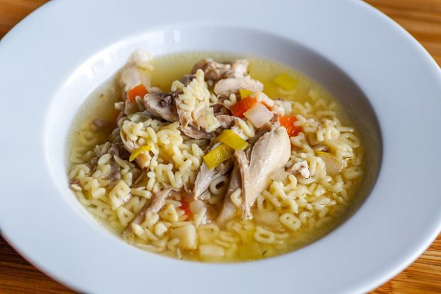 Згідно з державною медичною бібліотекою США, курячий суп почав використовуватися для лікування симптомів застуди ще в XII столітті.