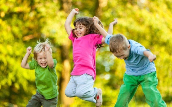 Діти дошкільного віку вчаться контролювати та розвивати свій фізичний розвиток і моделі руху за допомогою діяльності та гри. Навички великих м’язів, а